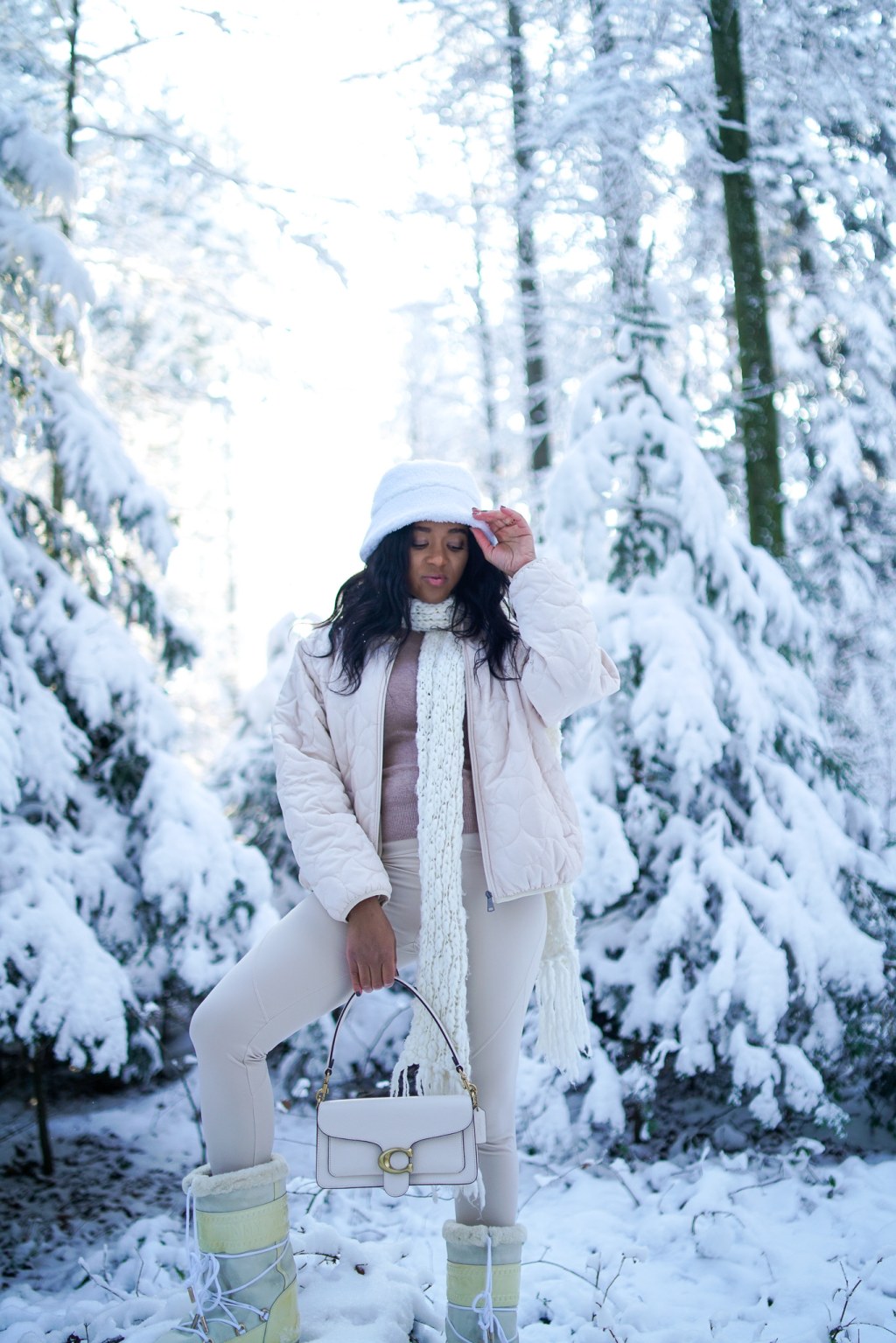 Picture of: All white winter look: Ready for the mountains – Meet Miri