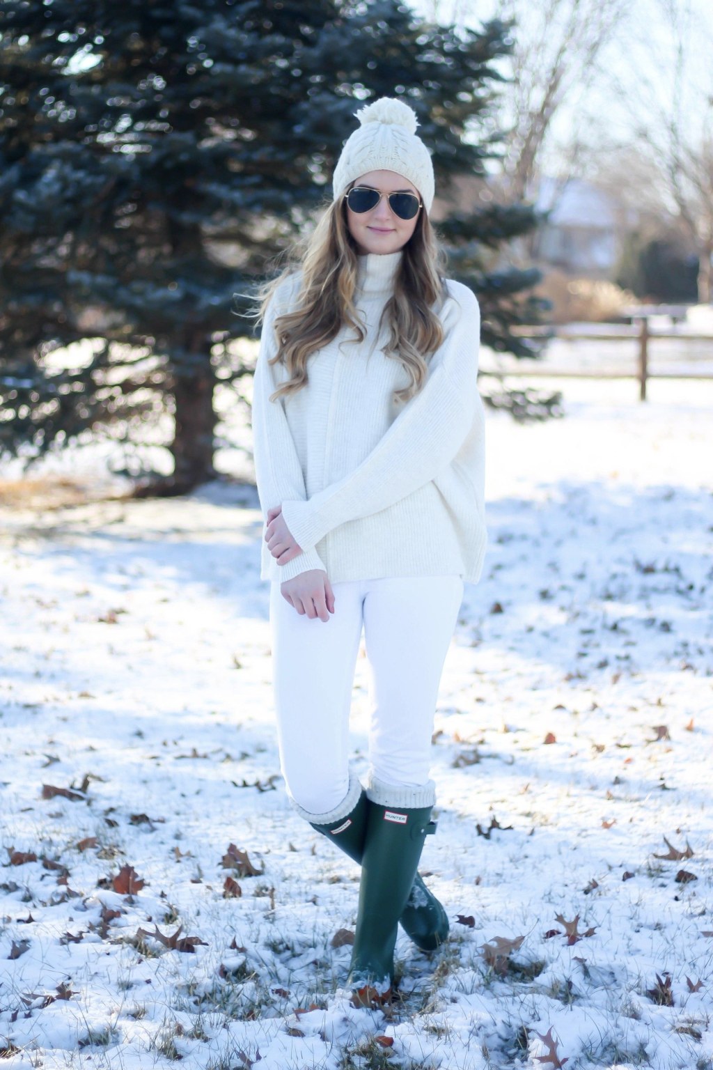 Picture of: Winter whites! I love this all white outfit, this sweater is the